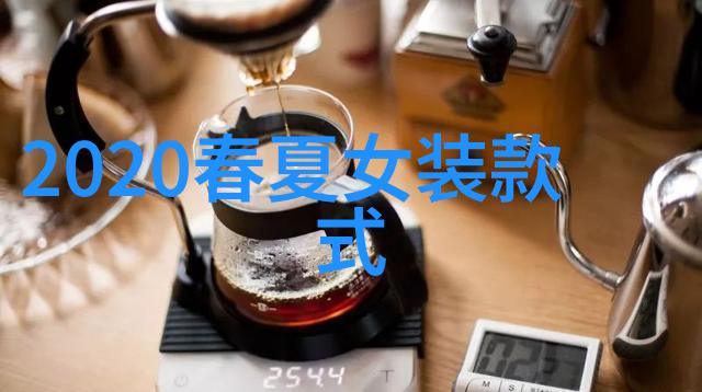 2022年春夏裤子流行趋势下的街拍时尚穿搭反复展示文静贤淑优雅知性的魅力值得你细细品味