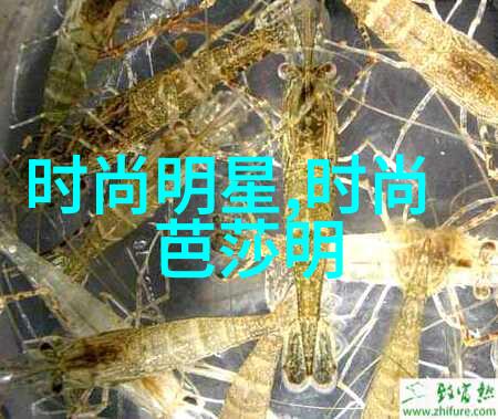 如何反复搭配蓝色卫衣以适应2023年的流行色调