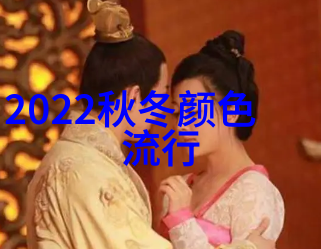 如何理解2023夏季服装设计中的复古未来主义趋势