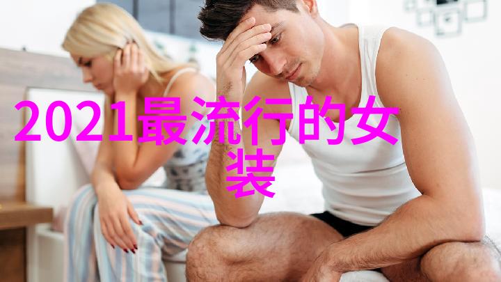 冬季时尚热潮披风长裤与毛绒靴的复古回潮