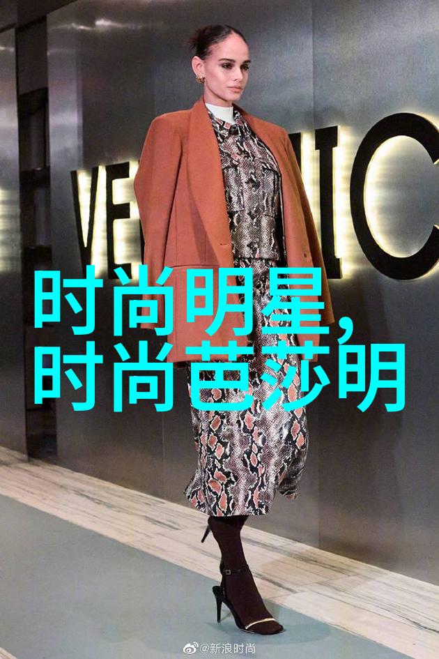 亮相街头巷尾的是你我他抹胸或翻领哪种更符合今天人的审美