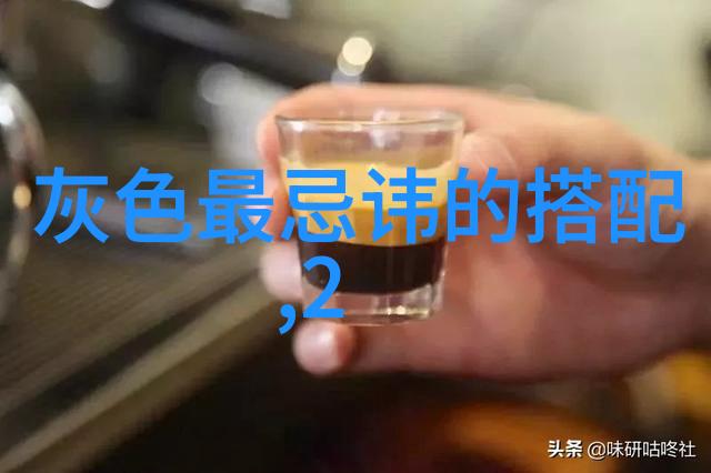 如何通过服饰来体验2023年流行色的多样性和创意