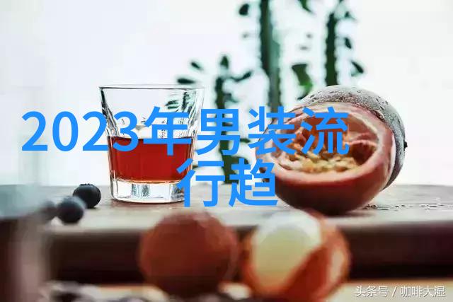 今年流行什么春装女装让我们一起探索这条时尚趋势如何巧妙地将卫衣与鲨鱼裤结合让你的整体造型既时髦又舒适