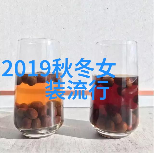 2019年流行衣服颜色浅蓝粉红与金黄的时尚盛宴