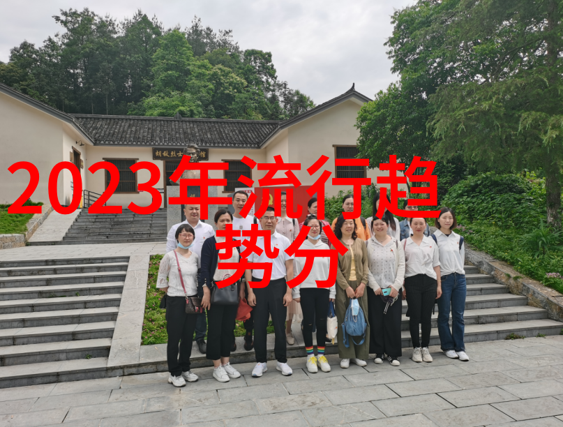 创意翻转与简约造型2023年女生发式大趋势