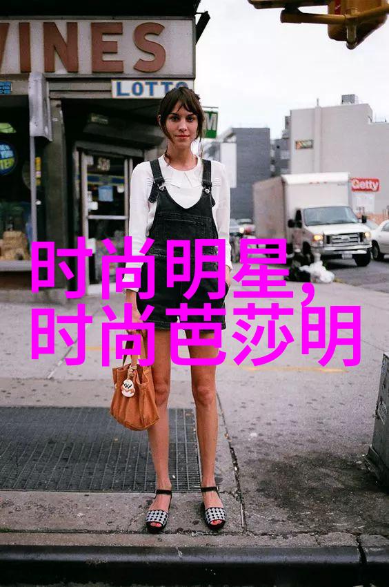 自己在家剪中长发视频-自信的剪刀一位女士在家里如何高效地修剪长发