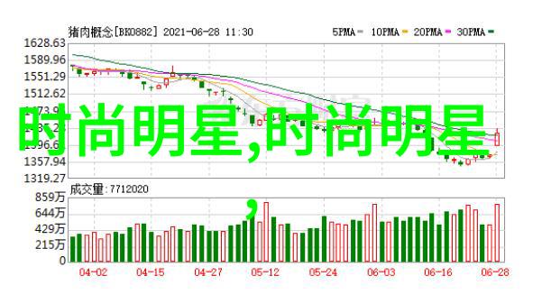 三人趴坐姿势和谐相处的温馨瞬间